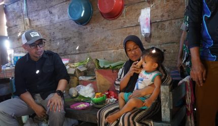 Kepedulian seorang pemimpin sejati tak hanya terlihat dari balik meja kerja, tetapi dari langkah nyata menyentuh langsung kehidupan rakyatnya. Itulah yang ditunjukkan Bupati Bolaang Mongondow Utara (Boltara) Dr. Sirajudin Lasena, SE., M.Ec.Dev., yang turun langsung “dapur ke dapur” meninjau kondisi masyarakat penerima bantuan Rumah Tidak Layak Huni (RTLH),