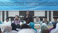 Bupati Boltara, Dr. Sirajudin Lasena membuka sekaligus memberikan sambutan Pemerintah pada kegiatan sosialisasi budaya baca dan literasi