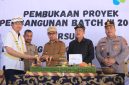 Pemotongan Tumpeng pertanda syukur atas dimulainya proyek pembangunan batch III RSUD Boltara, Oleh Bupati Boltara, Dr. Sirajudin Lasena yang turut didampingi oleh Ketua DPRD Boltara, Kapolres Boltara dan pihak pelaksana proyek