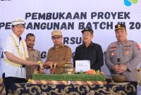 Pemotongan Tumpeng pertanda syukur atas dimulainya proyek pembangunan batch III RSUD Boltara, Oleh Bupati Boltara, Dr. Sirajudin Lasena yang turut didampingi oleh Ketua DPRD Boltara, Kapolres Boltara dan pihak pelaksana proyek