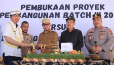 Pemotongan Tumpeng pertanda syukur atas dimulainya proyek pembangunan batch III RSUD Boltara, Oleh Bupati Boltara, Dr. Sirajudin Lasena yang turut didampingi oleh Ketua DPRD Boltara, Kapolres Boltara dan pihak pelaksana proyek