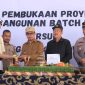 Pemotongan Tumpeng pertanda syukur atas dimulainya proyek pembangunan batch III RSUD Boltara, Oleh Bupati Boltara, Dr. Sirajudin Lasena yang turut didampingi oleh Ketua DPRD Boltara, Kapolres Boltara dan pihak pelaksana proyek
