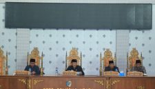 Bupati Boltara Dr. Sirajudin Lasena bersama Ketua dan Wakil Ketua DPRD Boltara