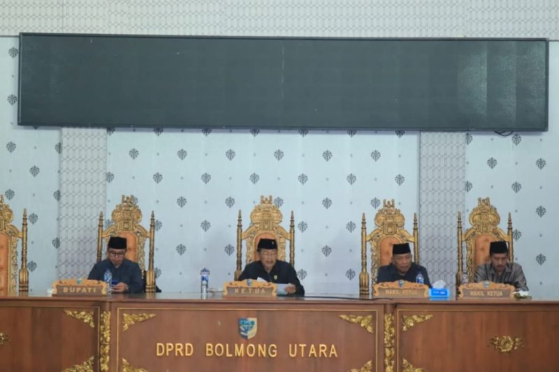 Bupati Boltara Dr. Sirajudin Lasena bersama Ketua dan Wakil Ketua DPRD Boltara