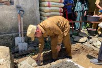 Bupati Boltara, Dr. Sirajudin Lasena melakukan peletakkan batu pertama pada program rumah layak huni dalam rangka program penanggulangan kemiskinan daerah di Desa Ollot I, Kecamatan Bolangitang Barat, serta Desa Kuala Utara, Kecamatan Kaidipang. 