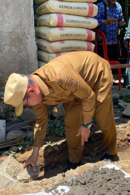 Bupati SJL Letakkan Batu Pertama Rumah Layak Huni