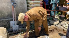 Bupati Boltara, Dr. Sirajudin Lasena melakukan peletakkan batu pertama pada program rumah layak huni dalam rangka program penanggulangan kemiskinan daerah di Desa Ollot I, Kecamatan Bolangitang Barat, serta Desa Kuala Utara, Kecamatan Kaidipang. 