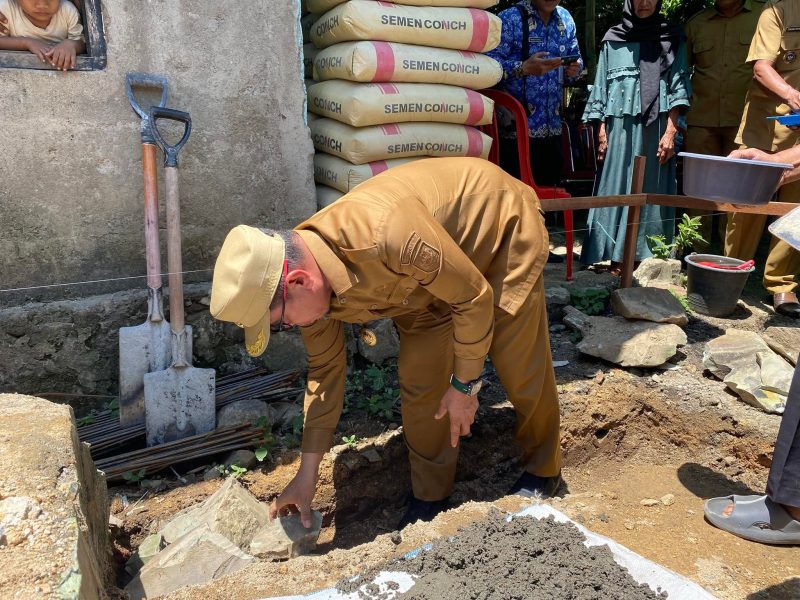 Bupati Boltara, Dr. Sirajudin Lasena melakukan peletakkan batu pertama pada program rumah layak huni dalam rangka program penanggulangan kemiskinan daerah di Desa Ollot I, Kecamatan Bolangitang Barat, serta Desa Kuala Utara, Kecamatan Kaidipang. 