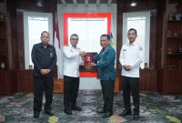 Foto Bupati dan Wakil Bupati Boltara bersama Ketua Pengadilan Tinggi Manado, Amin Sutikno bersama tim