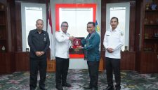 Foto Bupati dan Wakil Bupati Boltara bersama Ketua Pengadilan Tinggi Manado, Amin Sutikno bersama tim