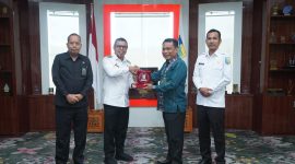 Foto Bupati dan Wakil Bupati Boltara bersama Ketua Pengadilan Tinggi Manado, Amin Sutikno bersama tim