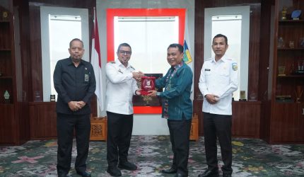 Bupati Bolaang Mongondow Utara (Boltara), Dr. Sirajudin Lasena, S.E., M.Ec.Dev, didampingi oleh Wakil Bupati Boltara, Mohammad Aditya Pontoh, SIP menerima audiensi Ketua Pengadilan Tinggi Manado, Amin Sutikno, S.H., M.H, bersama tim, Rabu (29/04/2026), bertempat di ruang kerja Bupati Boltara.