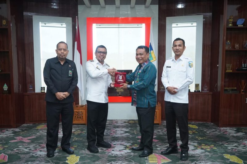 Foto Bupati dan Wakil Bupati Boltara bersama Ketua Pengadilan Tinggi Manado, Amin Sutikno bersama tim
