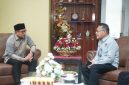 Bupati Boltara, Dr. Sirajudin Lasena berdiskusi dengan Kepala BNN Bolaang Mongondow, Recky M. Rotinsulu