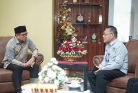 Bupati Boltara, Dr. Sirajudin Lasena berdiskusi dengan Kepala BNN Bolaang Mongondow, Recky M. Rotinsulu