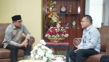 Bupati Boltara, Dr. Sirajudin Lasena berdiskusi dengan Kepala BNN Bolaang Mongondow, Recky M. Rotinsulu