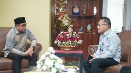 Bupati Boltara, Dr. Sirajudin Lasena berdiskusi dengan Kepala BNN Bolaang Mongondow, Recky M. Rotinsulu