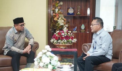 Bupati Bolaang Mongondow Utara (Boltara), Dr. Sirajudin Lasena, S.E., M.Ec.Dev., menerima kunjungan kerja Kepala Badan Narkotika Nasional (BNN) Kabupaten Bolaang Mongondow, Recky M. Rotinsulu, S.E., M.E., bersama tim, bertempat di ruang kerja Bupati,