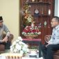 Bupati Boltara, Dr. Sirajudin Lasena berdiskusi dengan Kepala BNN Bolaang Mongondow, Recky M. Rotinsulu