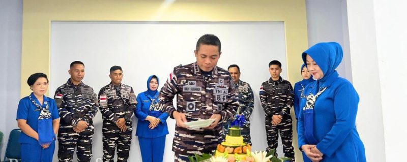 Komandan Pangkalan TNI Angkatan Laut Tahuna Kolonel Laut (P) Hadi Subandi melakukan prosesi pemotongan tumpeng sebagai simbol rasa syukur, yang kemudian diserahkan kepada perwakilan prajurit yang menerima kenaikan pangkat.