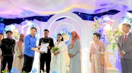 Bupati Kabupaten Kepulauan Sangihe Michael Thungari Menyerahkan Langsung Sertifikat ELSIMIL Kepada Pengantin Baru