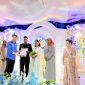 Bupati Kabupaten Kepulauan Sangihe Michael Thungari Menyerahkan Langsung Sertifikat ELSIMIL Kepada Pengantin Baru