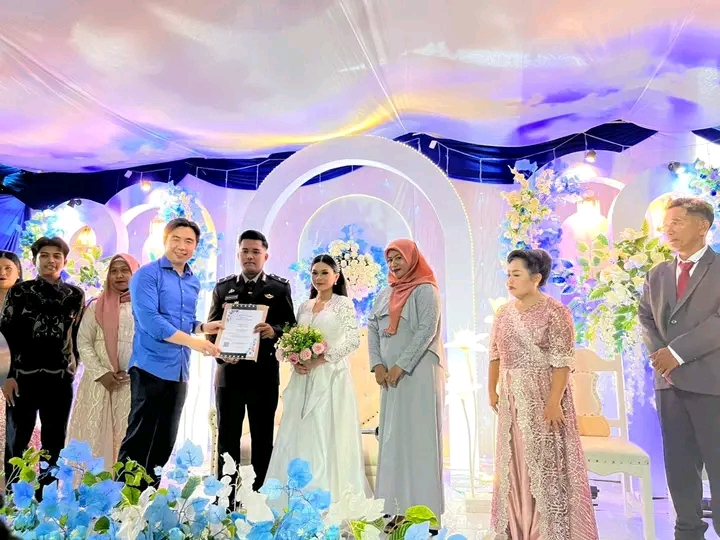 Bupati Kabupaten Kepulauan Sangihe Michael Thungari Menyerahkan Langsung Sertifikat ELSIMIL Kepada Pengantin Baru