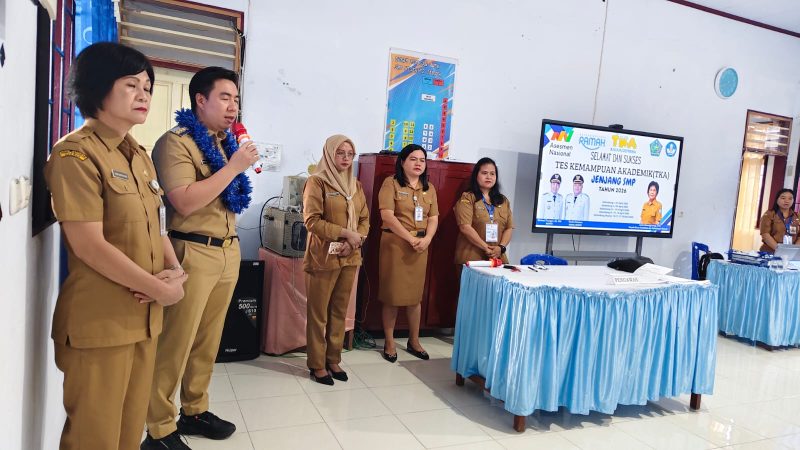 Bupati Kabupaten Kepulaua Sangihe Michael Thungari Membuka tes kemampuan akademik jenjang SMP di SMP Negeri 2 Tahuna.