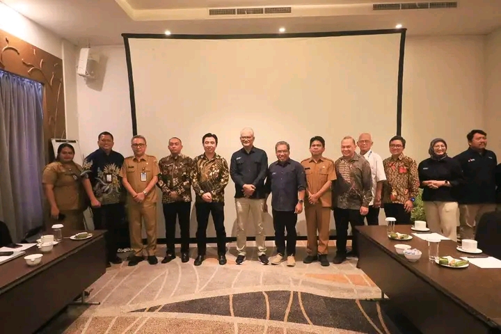 Foto Bersama Bupati Kabupaten Kepulauan Sangihe Michael Thungari dan Komdigi