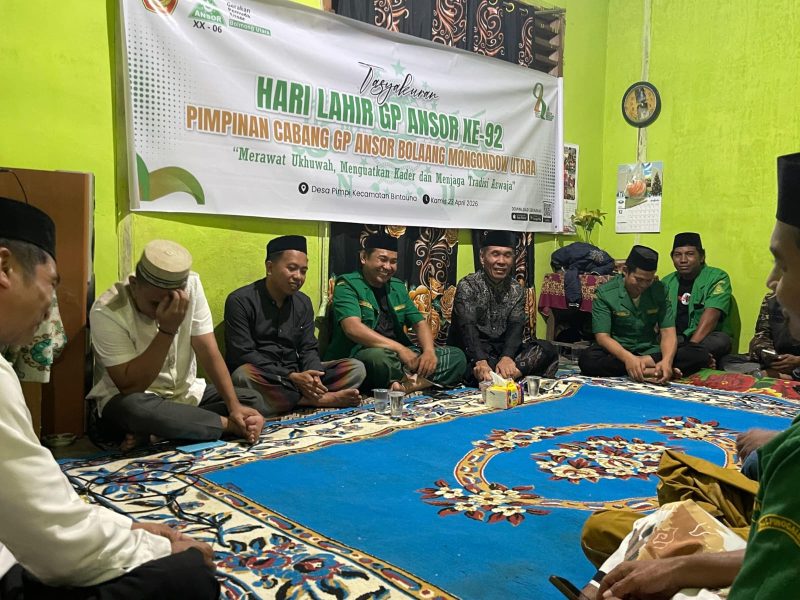 Suasana kebersamaan penuh kehangatan, Ketua PC GP Ansor Boltara, Agung Aditya Saenong, didampingi Dewan Penasehat GP Ansor Boltara, Santoro dan seluruh Kader menjelang Tasyakuran Ratib dan doa bersama