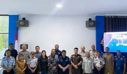 Pasi Intel Kodim 1301/Sangihe, Kapten Inf Muhammad Yusuf, menghadiri rapat sosialisasi terkait perubahan jalur transportasi darat di Pelabuhan Nusantara Tahuna, Kabupaten Kepulauan Sangihe. Kegiatan yang berlangsung di Kantor UPP Kelas II Tahuna pada Selasa (28/04/2026) ini bertujuan memastikan kelancaran arus logistik dan penumpang selama masa rehabilitasi pelabuhan.