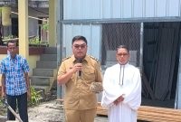 Wakil Bupati Kabupaten Kepulauan Sangihe Tendris Bulahari bersiap melangsungkan peletakan baru dasar kantor resort GMIST
