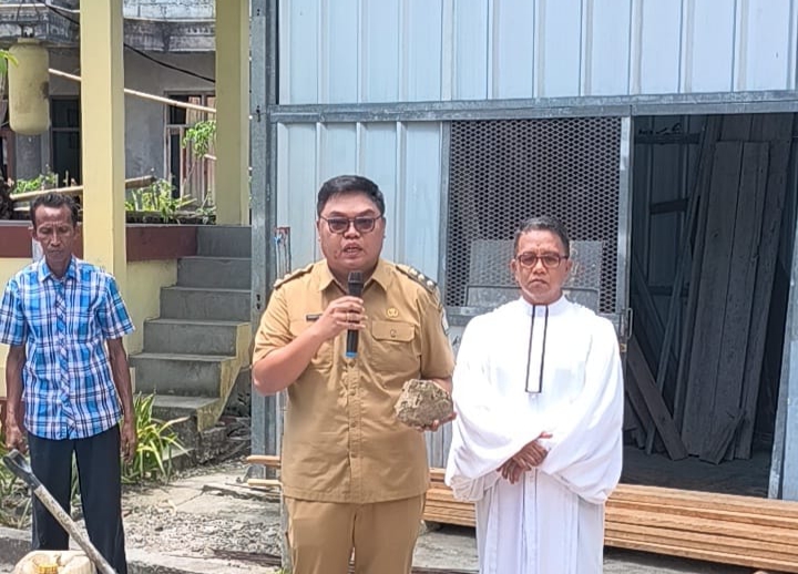 Wakil Bupati Kabupaten Kepulauan Sangihe Tendris Bulahari bersiap melangsungkan peletakan baru dasar kantor resort GMIST