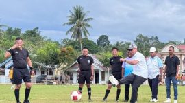 Bupati Boltara, Sirajudin Lasena melakukan tendangan bola pertama pertanda Bupati Boltara Cup 2026 akan dimulai
