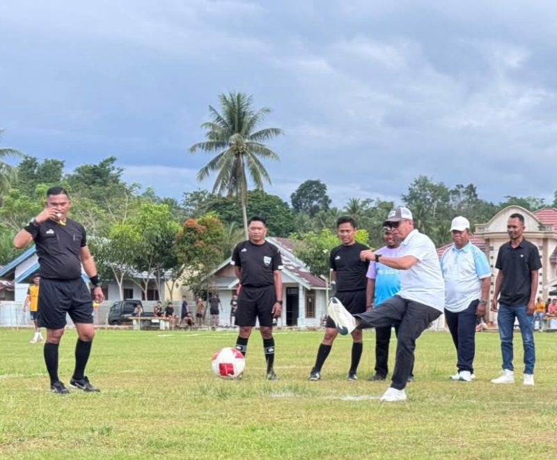 Bupati Boltara, Sirajudin Lasena melakukan tendangan bola pertama pertanda Bupati Boltara Cup 2026 akan dimulai