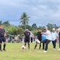 Bupati Boltara, Sirajudin Lasena melakukan tendangan bola pertama pertanda Bupati Boltara Cup 2026 akan dimulai