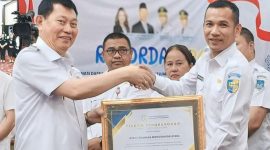 Wakil Bupati Boltara, Moh. Aditya Pontoh dan Wakil Gubernur Sulut saat prosesi penyerahan penghargaan 