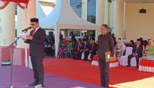 Bupati Boltara, Dr. Sirajudin Lasena selaku pembina apel pada upacara peringatan Hari Kartini ke-147