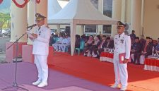 Bupati Boltara, Dr. Sirajudin Lasena bertindak sebagai Inspektur upacara dan membacakan sambutan menteri dalam negeri pada upacara peringatan hari otonomi daerah 2026