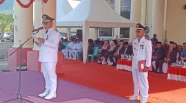 Bupati Boltara, Dr. Sirajudin Lasena bertindak sebagai Inspektur upacara dan membacakan sambutan menteri dalam negeri pada upacara peringatan hari otonomi daerah 2026