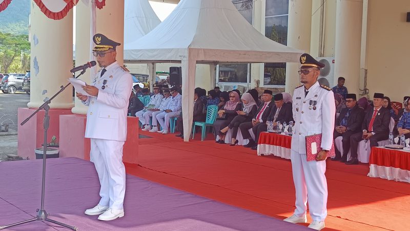 Bupati Boltara, Dr. Sirajudin Lasena bertindak sebagai Inspektur upacara dan membacakan sambutan menteri dalam negeri pada upacara peringatan hari otonomi daerah 2026