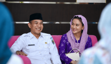 Wabup Boltara Moh. Aditya Pontoh didampingi Wakil Ketua TP-PKK Boltara ny. Moy Olivia Pontoh Mamonto di Milad ke-64 wanita islam Boltara