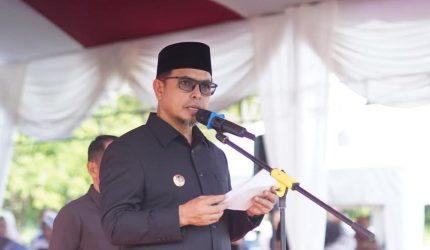 Pemerintah Kabupaten Bolaang Mongondow Utara (Boltara) menggelar upacara peringatan Hari Pendidikan Nasional (Hardiknas) tingkat kabupaten, Senin (04/05/2026), di Lapangan Olahraga Desa Kuala, Kecamatan Kaidipang. Bupati Boltara, Dr. Sirajudin Lasena, SE., M.Ec.Dev., bertindak sebagai pembina upacara.