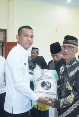 Wabup Boltara Serahkan Bantuan Beras Cadangan Pangan di Bolangitang Barat