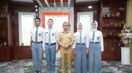 Bupati Boltara Dr. Sirajudin Lasena bersama Empat Siswa-siswi calon Paskibraka asal Boltara yang akang mengikuti seleksi tingkat Nasional dan Provinsi