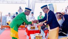prosesi Adat Mopohabaru yang dilaksanakan oleh Aliansi Lembaga Adat Boltara di kediaman Bupati, Desa Boroko, dalam rangka jelang Idul Adha 1447 H 