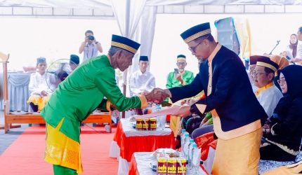 Menjelang perayaan Hari Raya Idul Adha 1447 Hijriah, Bupati Bolaang Mongondow Utara (Boltara), Dr. Sirajudin Lasena, SE.,M.Rc.Dev menerima prosesi Adat Mopohabaru yang dilaksanakan oleh Aliansi Lembaga Adat Boltara di kediaman Bupati, Desa Boroko