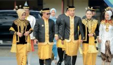 Bupati Boltara, Dr. Sirajudin Lasena bersama istri ny. Ening Sutrisni Lasena Adam dan Wakil Bupati Boltara, Moh. Aditya Pontoh bersama istri ny. Moy Olivia Pontoh Mamonto
