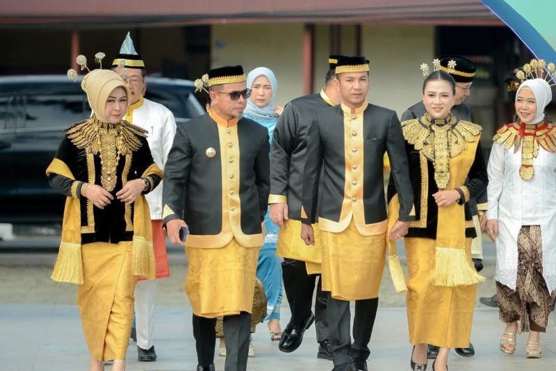 Bupati Boltara, Dr. Sirajudin Lasena bersama istri ny. Ening Sutrisni Lasena Adam dan Wakil Bupati Boltara, Moh. Aditya Pontoh bersama istri ny. Moy Olivia Pontoh Mamonto
