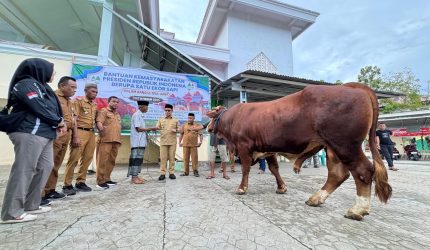 Bupati Kabupaten Bolaang Mongondow Utara (Boltara), Dr. Sirajudin Lasena, SE.,M.Ec.Dev menyerahkan bantuan kemasyarakatan Presiden Republik Indonesia dalam rangka Hari Raya Idul Adha 1447 Hijriah/2026 Masehi,
